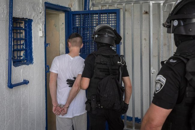 Сотрудники управления тюрем Израиля с подозреваемым в шпионаже в пользу Ирана.