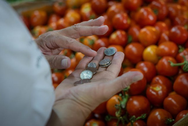 Покупатель пересчитывает деньги на рынке Махане-Иегуда в Иерусалиме.