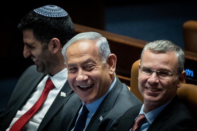 Биньямин Нетаниягу с министрами на заседании Кнессета.