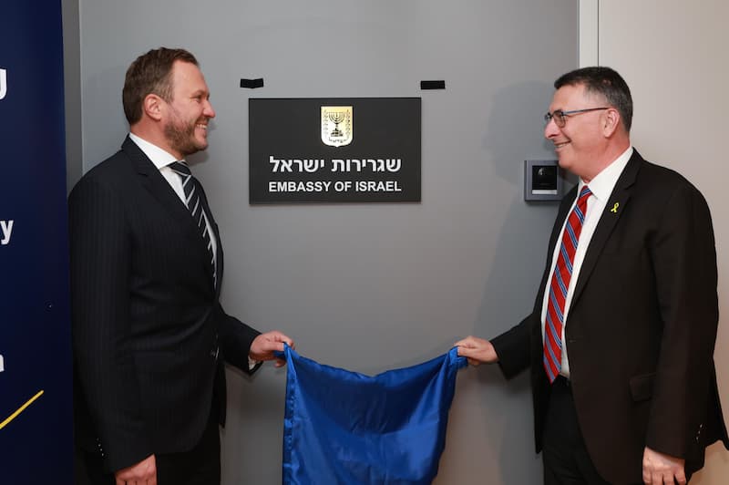 Министры иностранных дел Израиля и Эстонии открывают израильское посольство в Таллине.
