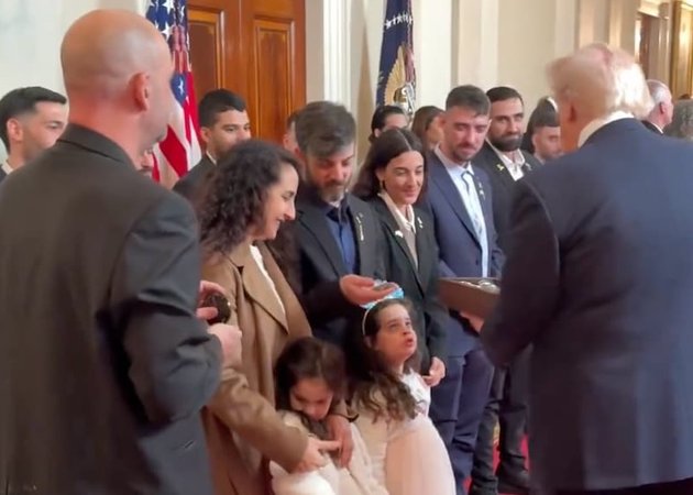 Дональд Трамп с семьями бывших заложников