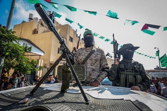 Террористы ХАМАС с автоматом