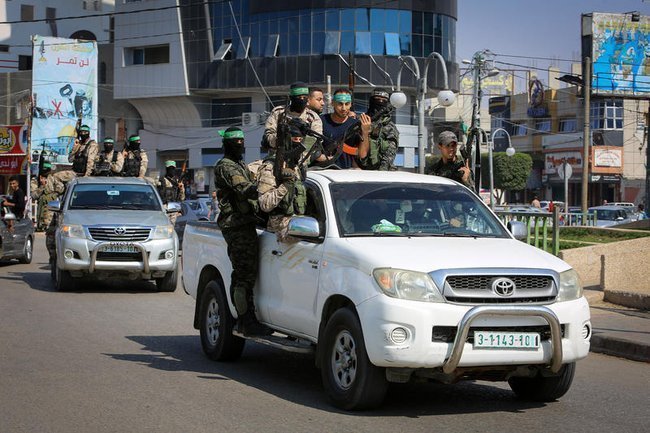 Террористы ХАМАС на автомобиле с оружием