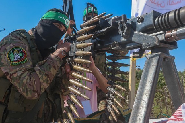 Террорист ХАМАС с пулеметом