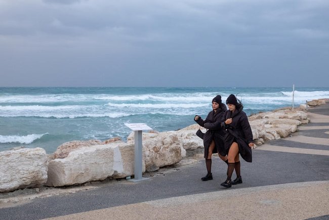 Холодный зимний день на пляже в Тель-Авиве
