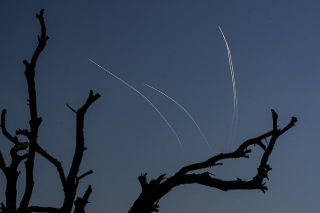 Следы израильских военных самолетов в небе Ливана.
