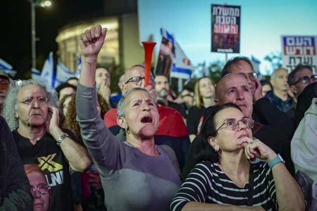 Акция за создание государственной комиссии по расследованию событий 7 октября на площади Габима в Тель-Авиве.