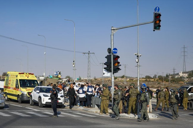Солдаты ЦАХАЛ и спасательные службы на месте теракта в Гуш-Эционе.