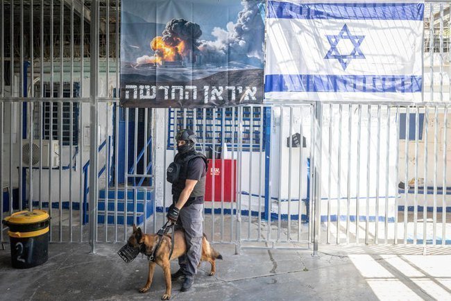 Охранник специального корпуса для осужденных за шпионаж в пользу Ирана в тюрьме Дальят-аль-Кармеля.