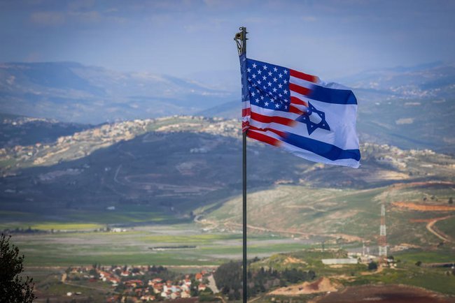 «Составной» флаг Израиля и США на границе с Ливаном.