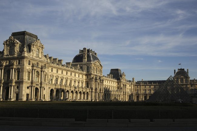 Фасад Лувра.
