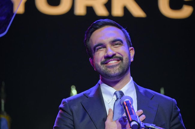 Зохран Мамдани празднует победу на выборах мэра Нью-Йорка.