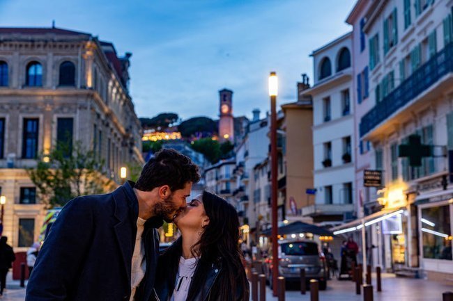 Поцелуй на улице Канн.