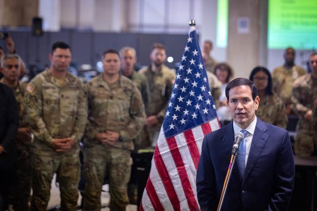 Государственный секретарь США Марко Рубио во время визит в координационный центр в Кирьят-Гате.