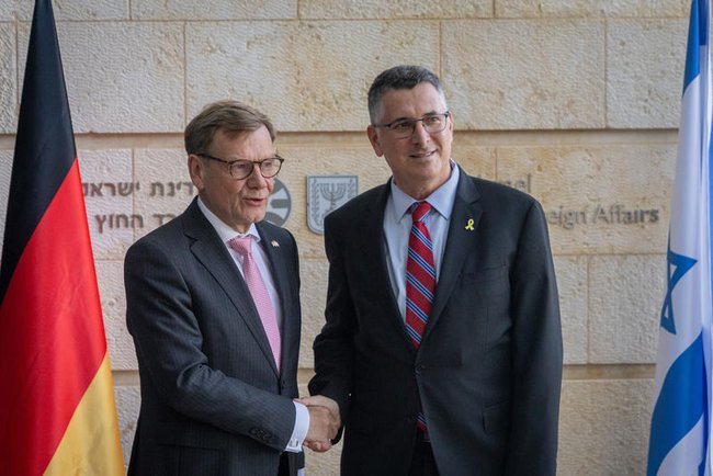Встреча министра иностранных дел Израиля Гидеона Саара с его немецким коллегой Йоханном Вадефулем.