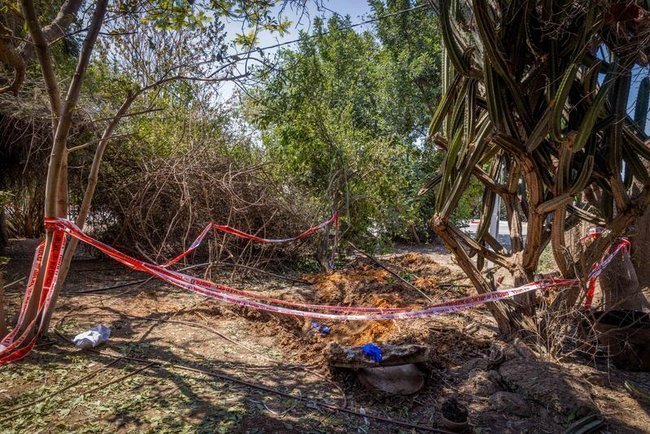 Место падения йеменской ракеты в центре Израиля.