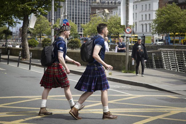 Мужчины в традиционных килтах на улицах Дублина, Ирландия