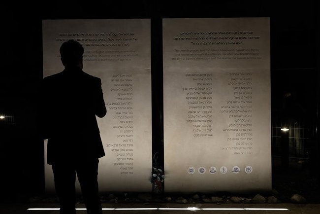 Силуэт мужчины, мемориальная церемония 7 октября