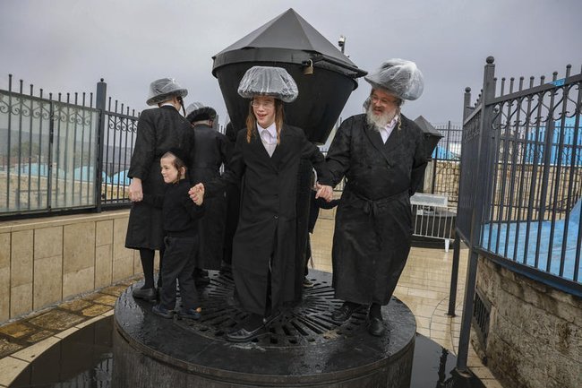 Евреи под дождем