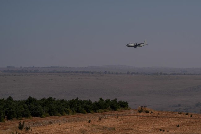 Израильский военный грузовой самолет в небе над границей с Ливаном
