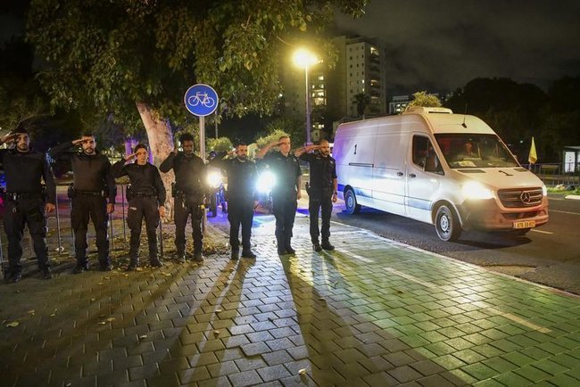 Израильские силы безопасности отдают дань уважения колонне с телом заложника, прибывшей в Институт судебной экспертизы Абу-Кабир в Тель-Авиве