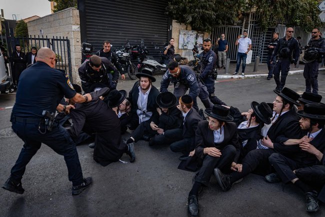 Акция ультраортодоксов у здания призывной комиссии в Иерусалиме.