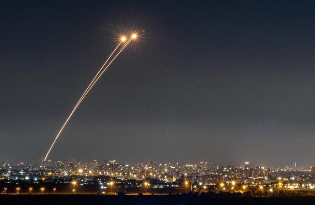 Перехват иранских баллистических ракет над территорией Израиля.