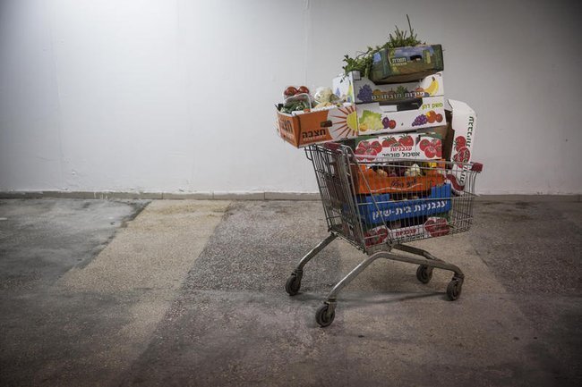 Тележка с едой, выброшенной на рынке Махане-Иегуда в Иерусалиме.