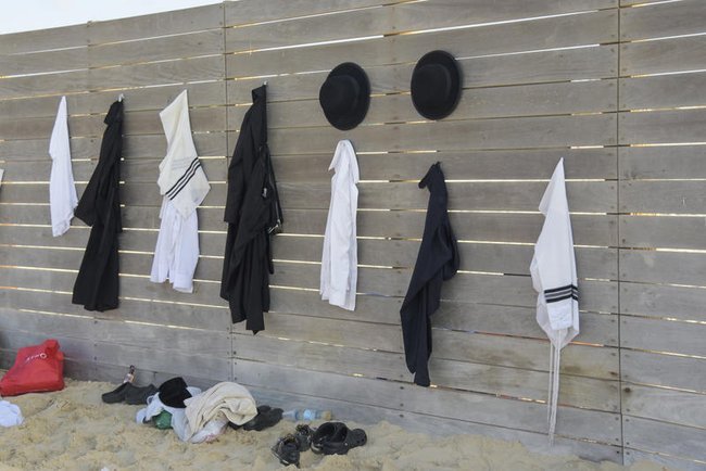 Одежда ультраортодоксальных купальщиков на одном из пляжей Средиземного моря.