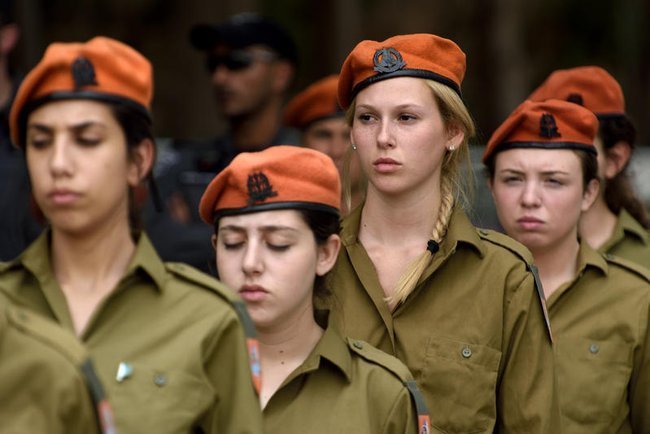 Солдатки ЦАХАЛ на торжественной церемонии.