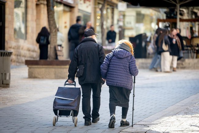 Пожилая пара на улице Иерусалима.