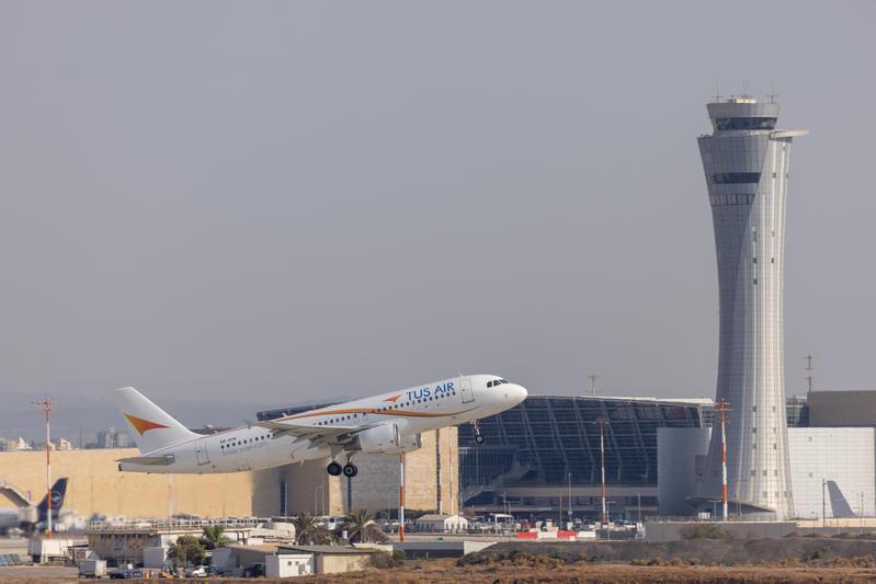 Самолет TUS Air в аэропорту Бен-Гурион