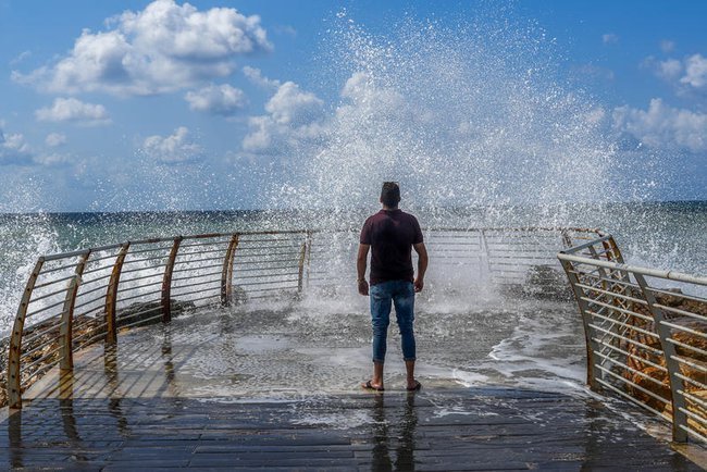 Пляж в Нагарии после сильного дождя.