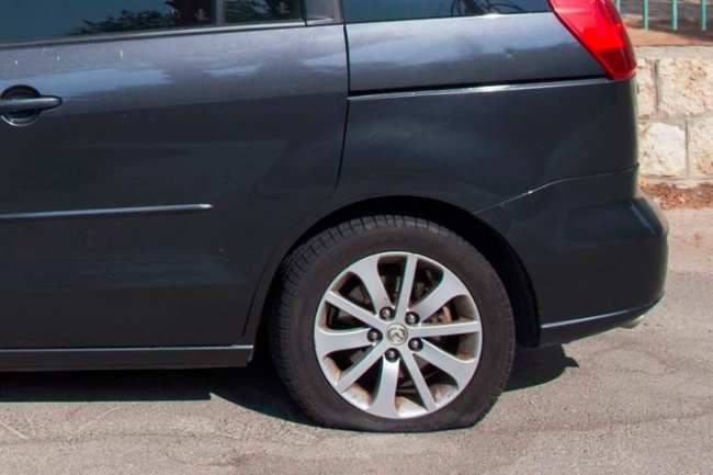 Спущенное колесо автомобиля.