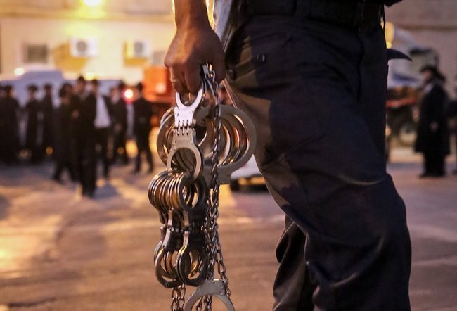 Наручники в руках у полицейского