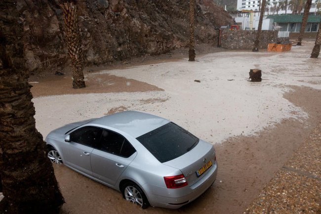 Машина  на парковке наполовину затопленая