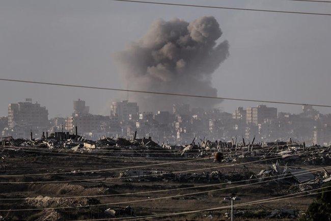 Дым поднимается во время израильской военной операции в секторе Газа