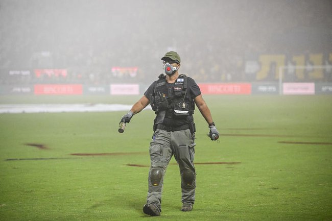 Полицейский на стадионе 19 октября