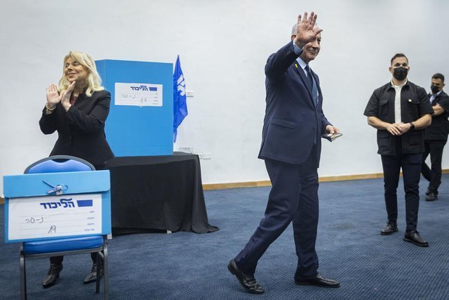 Биньямин Нетаниягу машет рукой