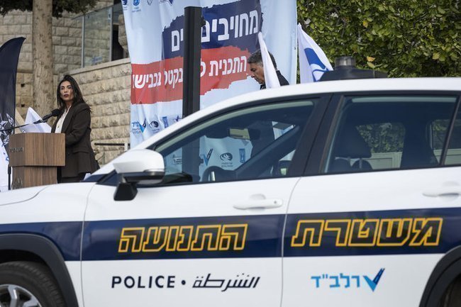 Мири Регев за полицейской машиной