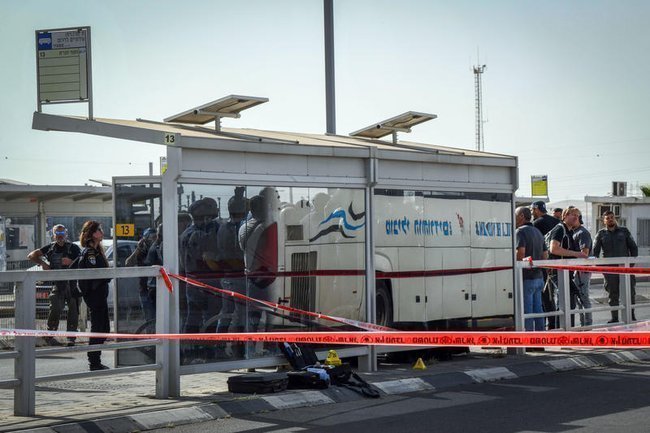 Силы безопасности на месте теракта на автобусной станции в Беэр-Шеве в марте 2024 года.