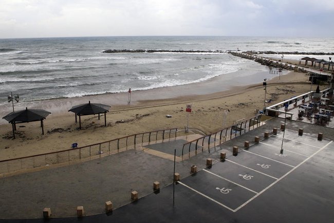 Парковочные места для инвалидов у тель-авивского пляжа.