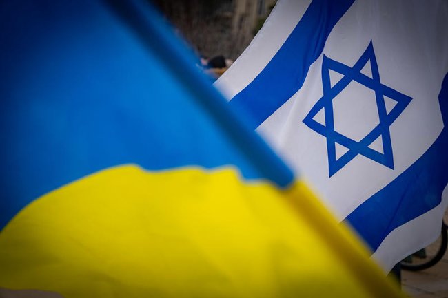 Флаги Израиля и Украины.