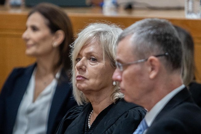 Министр юстиции Ярив Левин и юридическая советница правительства Гали Бахарав-Миара.