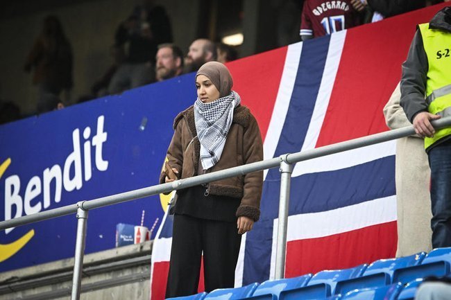 Болельщица сборной Норвегии на мачте против сборной Израиля в Осло в октябре 2025 года.