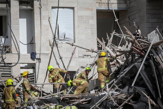 Спасатели на месте несчастного случая на стройке.