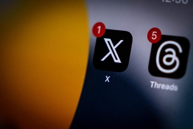 Иконки соцсетей на экране смартфона.