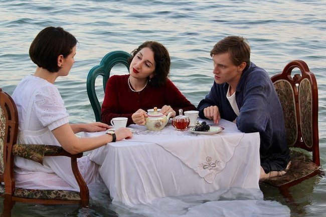 Софа Чудновская в роли Ханы Сенеш, Евгения Натанова в роли мамы Катарины Сенеш и Григорий Каценельсон в роли брата Гиоры