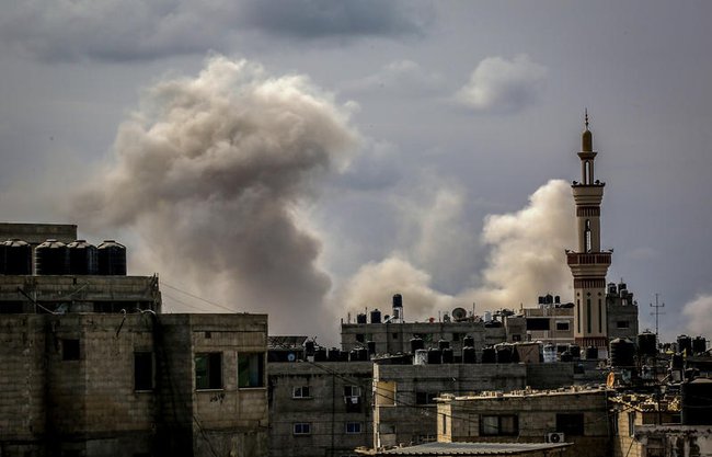 Дым после взрыва в южной части сектора Газа, район Рафиаха