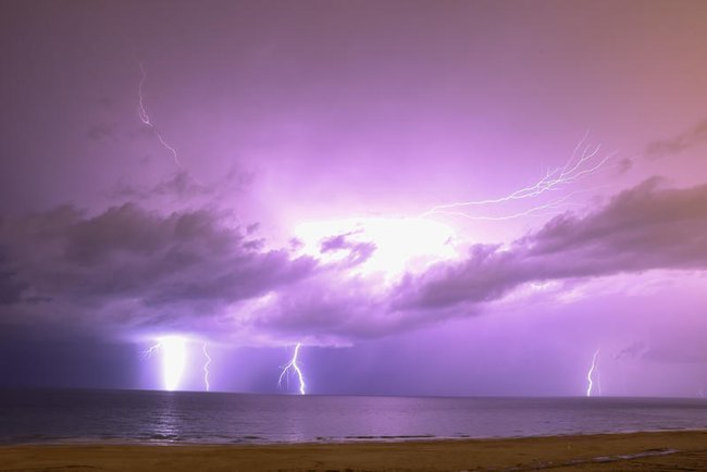 Молнии над морем